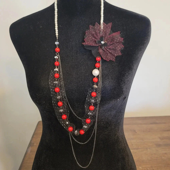 Red black-and-white necklace with flower - Picture 1 of 4